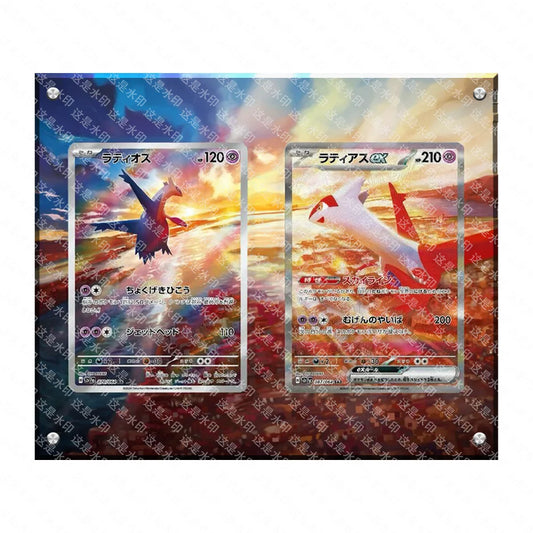 Espositore in acrilico con carte Pokémon Anime Classics, Charizard, Mewtwo e Latias, raffigurati in stile artistico esteso.