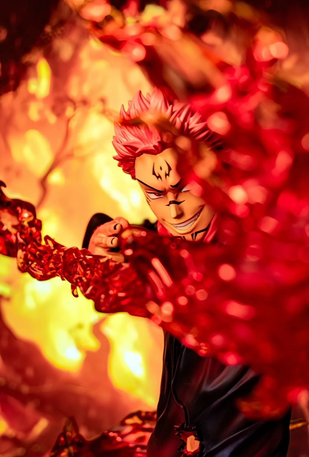 Figura d'azione Ryomen Sukuna da Jujutsu Kaisen, dettagliata e articolata, con pose dinamiche e caratteristiche distintive.