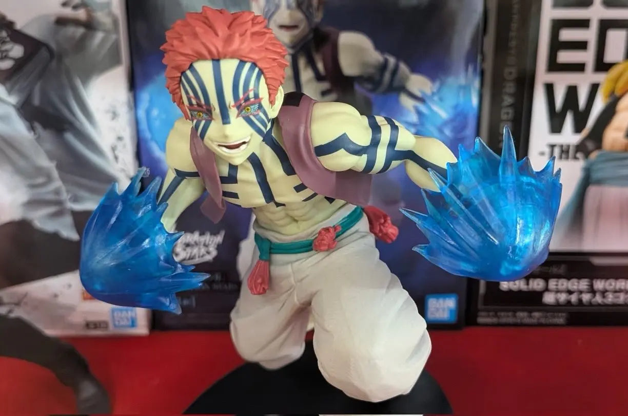 Figura d'azione Akaza di Demon Slayer Banpresto, modello originale da 14cm con dettagli realistici e vibranti colori.