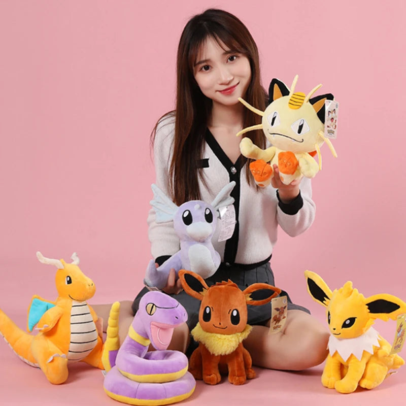Peluches Pokémon Gengar, Mimikyu, Pikachu e Charizard, gadget della collezione Otaku Family Shop Online, morbidi e colorati.