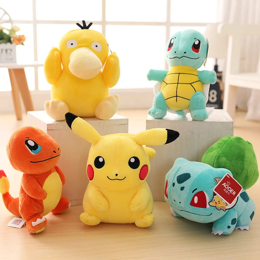 Peluches di Pikachu, Charizard, Gengar, Squirtle, Espeon, Glaceon e Umbreon, gadget morbidi e colorati, per collezionisti e appassionati.