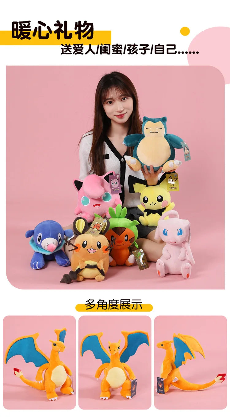Peluches Pokémon Gengar, Mimikyu, Pikachu e Charizard, gadget morbidi e colorati da Otaku Family Shop Online.