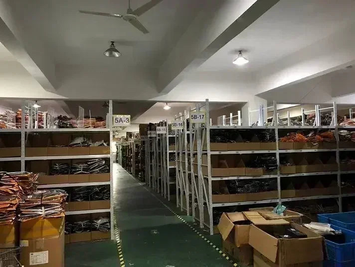 Magliette Otaku Family Shop con disegni di Snorlax, Goku, Sailor Moon e One Piece, stampe colorate e dettagliate.