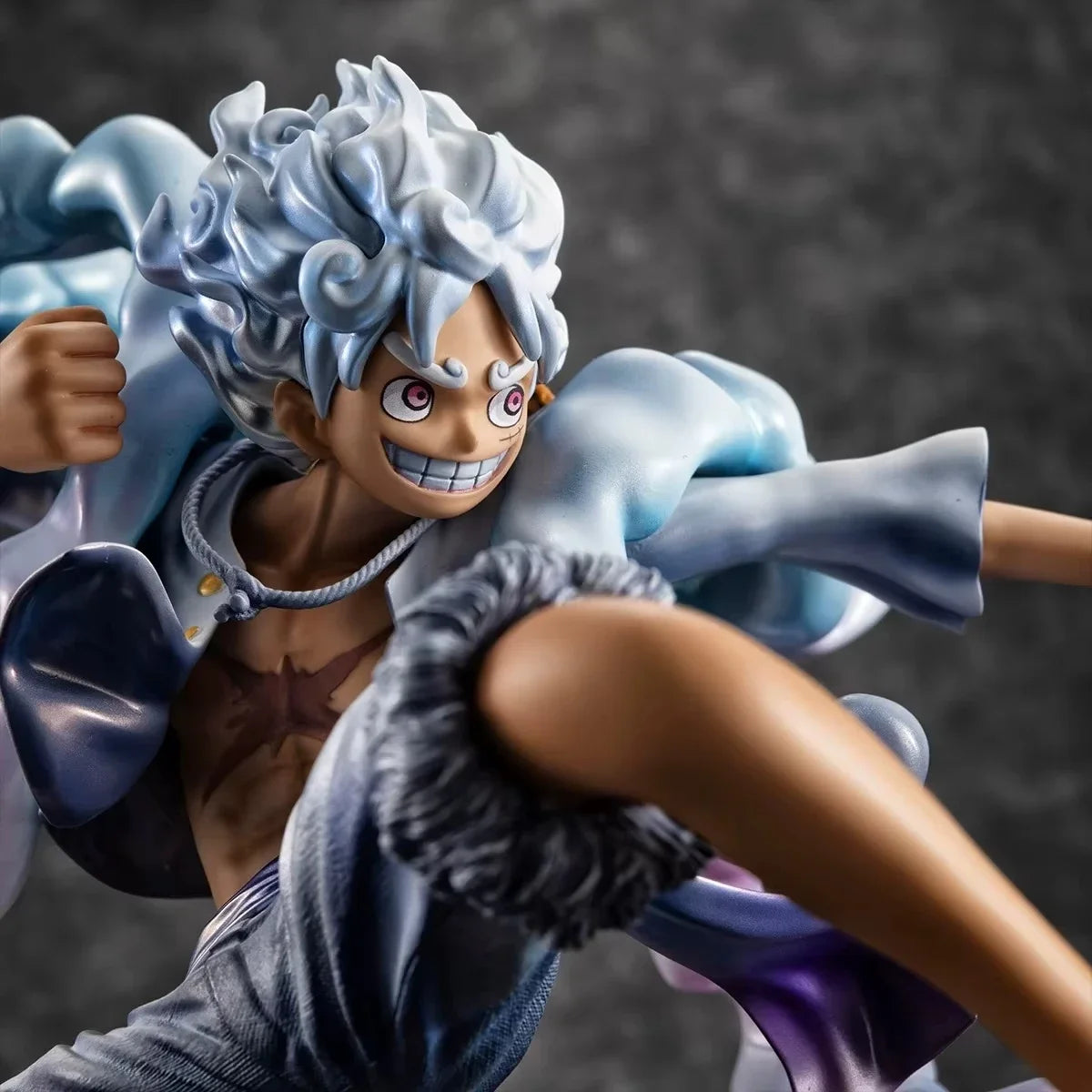 Figura d'azione Sun God Nika di Luffy Gear 5 di ONE PIECE, dettagliata e colorata, di Otaku Family Store Online.