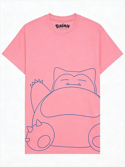 Maglietta Otaku Family Shop con illustrazione di Snorlax, Goku, Sailor Moon e One Piece, design colorato e dettagliato.