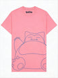 Maglietta Otaku Family Shop con illustrazione di Snorlax, Goku, Sailor Moon e One Piece, design colorato e dettagliato.