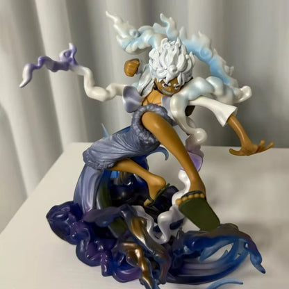 Figura d'azione Sun God Nika Luffy Gear 5 ONE PIECE, dettaglio di personaggio con abiti e accessori colorati.