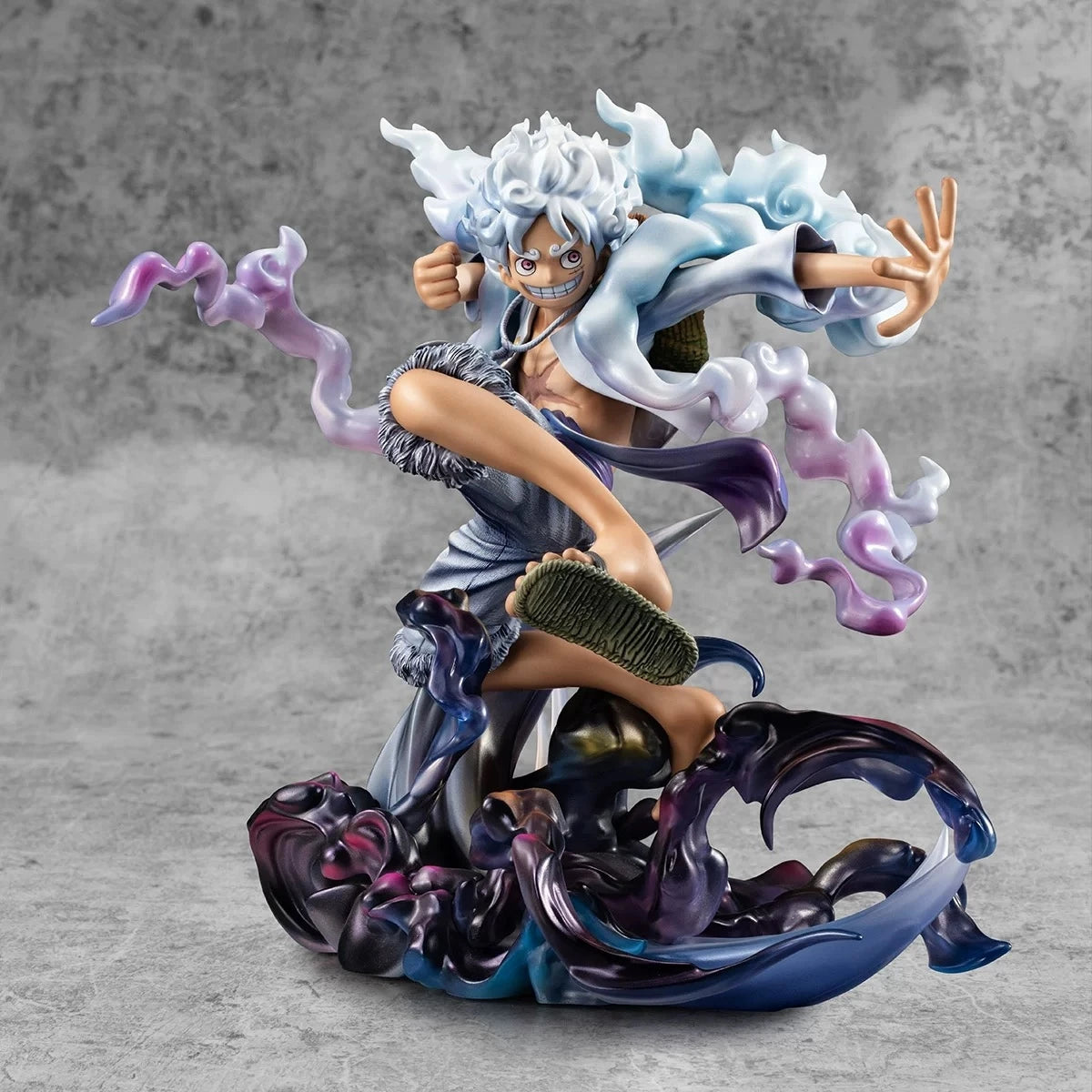 Figura d'azione Sun God Nika di Luffy Gear 5 di ONE PIECE, dettagliata e colorata, marca Otaku Family Store Online.