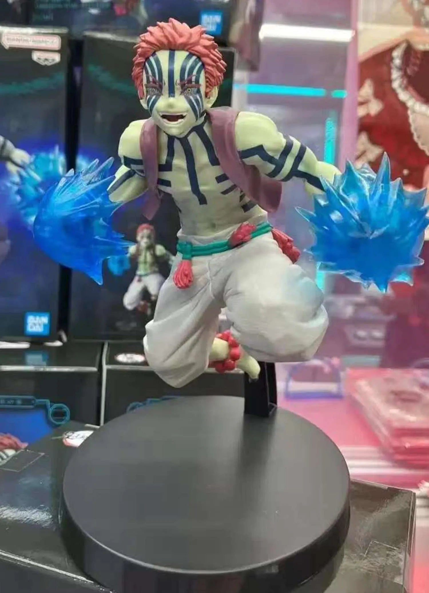 Figura d'azione Akaza Demon Slayer Banpresto, modello anime Yaiba, 14cm, con dettagli realistici e stile vibrante.