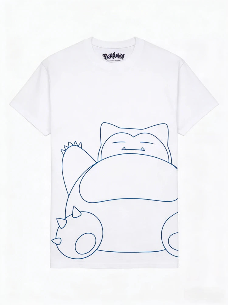 Magliette Otaku Family Shop con personaggi di Japan: Snorlax, Goku, Sailor Moon e One Piece, con stampe colorate e dettagli vivaci