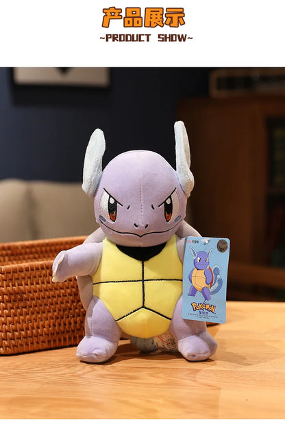 Peluches Pokémon Pikachu, Charizard, Gengar, Squirtle, Espeon, Glaceon e Umbreon, gadget morbidi e colorati.