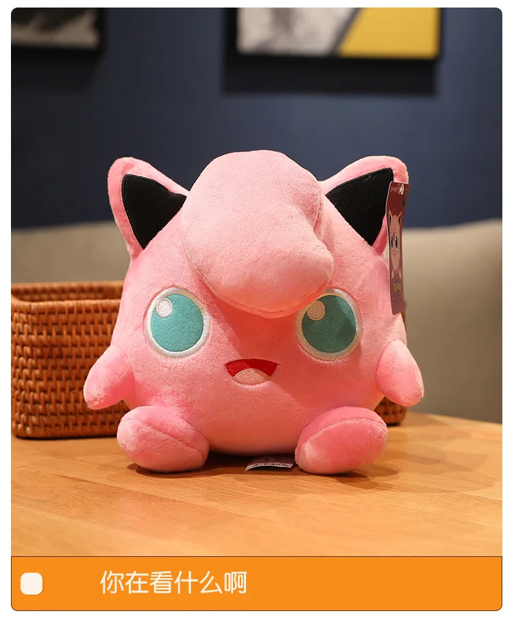 Peluche di Pokémon come Pikachu, Charizard, Gengar, Squirtle, Espeon, Glaceon e Umbreon, morbidi e colorati, perfetti come gadget.