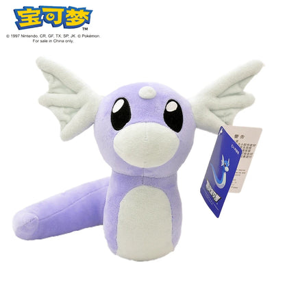 Peluches Pokémon Gengar, Mimikyu, Pikachu e Charizard, gadget morbidi e colorati, ideali per collezionisti e appassionati di Pokémon.