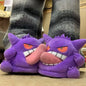 Pantofole Gengar divertenti Otaku Family Shop, morbide e colorate, ideali per comfort e stile geek, gadget per appassionati di Pokémon