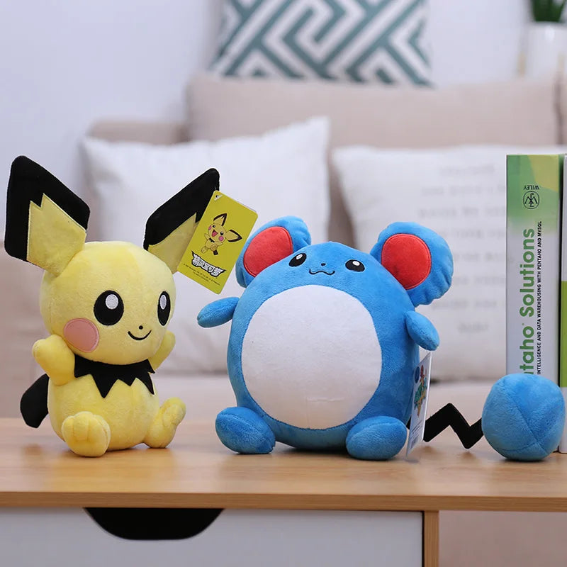 Peluches Pokémon Pikachu, Charizard, Gengar, Squirtle, Espeon, Glaceon e Umbreon, gadget morbidi e colorati.