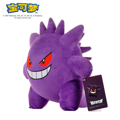 Peluches di Pokémon Gengar, Mimikyu, Pikachu e Charizard come gadget di Otaku Family Shop Online, posizionati su sfondo neutro.
