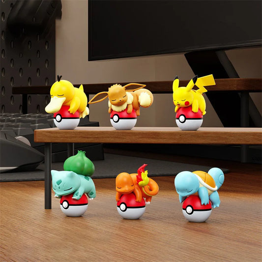 Action figure Pokémon PokeBall Night Light con Pikachu e Charmander, bambole fatte a mano, dettagli colorati e realistici.