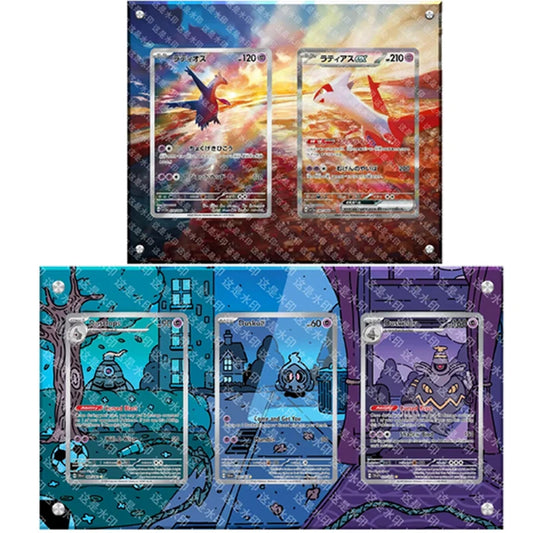Supporto espositivo in acrilico per carte Pokémon Anime Classics con Charizard, Mewtwo e Latias, stile esteso e design autoadesivo.