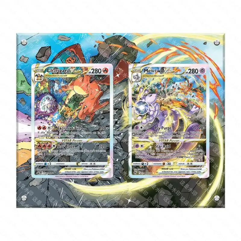Stand di esposizione per carte Pokémon Anime Classics di Otaku Family Shop con Charizard, Mewtwo e Latias in acrilico trasparente.