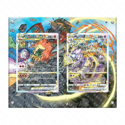Stand di esposizione per carte Pokémon Anime Classics di Otaku Family Shop con Charizard, Mewtwo e Latias in acrilico trasparente.