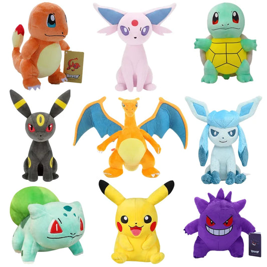 Peluches Pokémon Pikachu, Charizard, Gengar, Squirtle, Espeon, Glaceon e Umbreon, gadget morbido e colorato, di Otaku Family Shop Online.