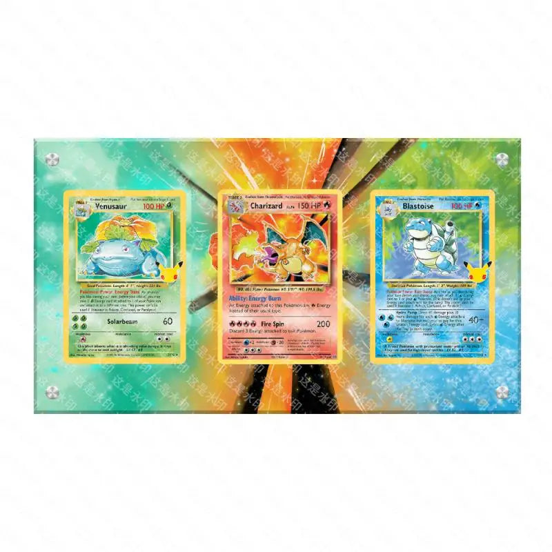 Carte Pokémon Latias, Charizard e Mewtwo in illustrazione acrilica estesa, con stand da esposizione, stile anime e giochi classici.
