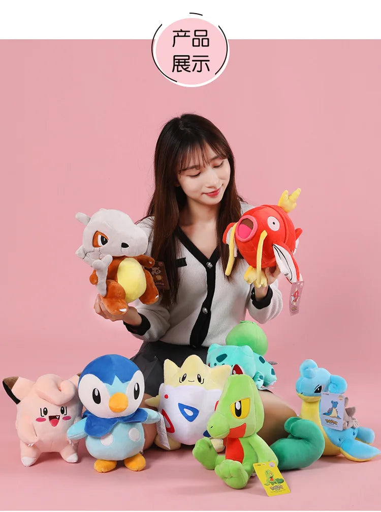Peluches Pokémon Gengar, Mimikyu, Pikachu e Charizard, gadget morbidi e colorati, ideali per collezionisti e appassionati.