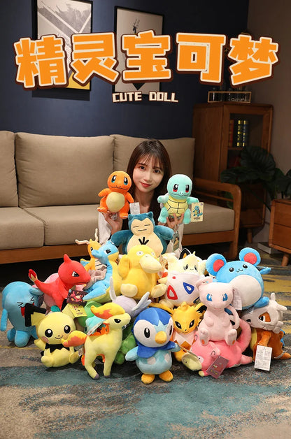 Peluches Pokémon Pikachu, Charizard, Gengar, Squirtle, Espeon, Glaceon e Umbreon, gadget morbidi e dettagliati in stile otaku.