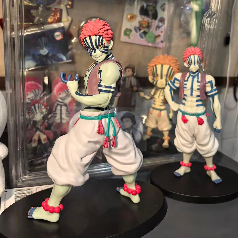 Action figure Akaza da Demon Slayer, modello originale Banpresto, alta 14cm con 4 stili, figura anime vibrante e dettagliata.