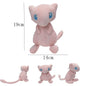Peluche Mew Pokémon di Otaku Family Shop, morbido peluche Kawaii di Mew con aspetto cartone animato, perfetto per regali.