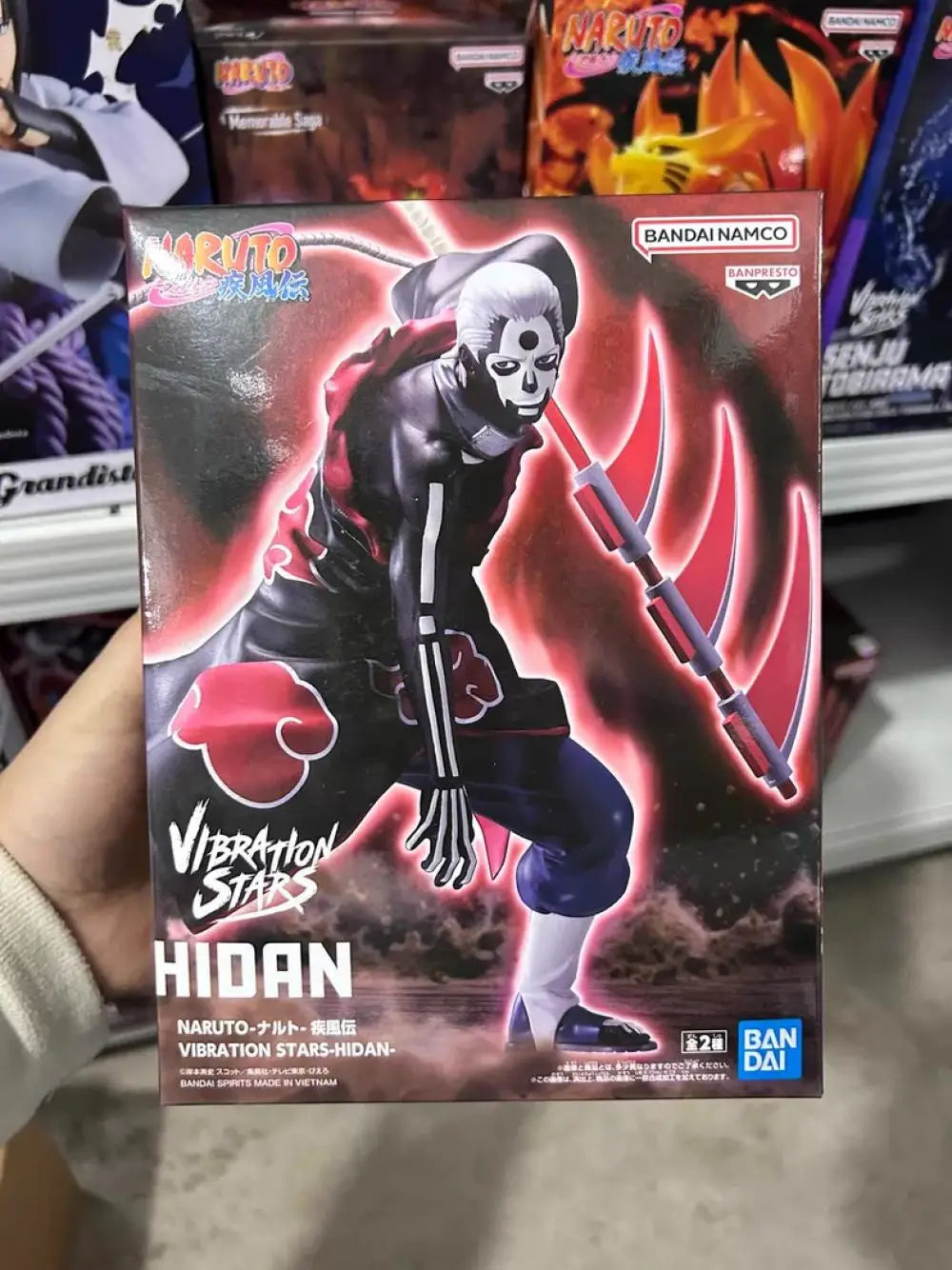 Figura d'azione dell'organizzazione Akatsuki da Naruto, brand Bandai Banpresto, con dettagli accurati e colori vivaci.