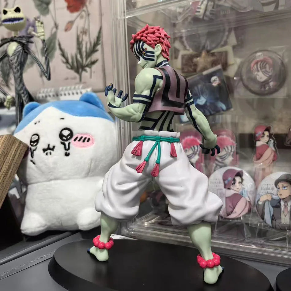 Figura d'azione Banpresto Demon Slayer Akaza, modello originale di 14cm con dettagli colorati e posizioni dinamiche.