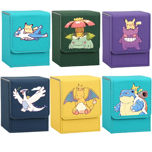 Scatola per collezione di carte Pokémon con personaggi come Bulbasaur, Blastoise, Gengar, Venusaur e Dragonite, illustrazioni a tema anime.