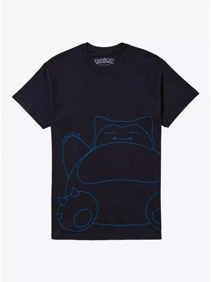 Maglietta Otaku Family Shop con disegni di Snorlax, Goku, Sailor Moon e personaggi di One Piece, stile anime giapponese.