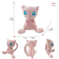 Peluches di Mew Pokémon, morbido e kawaii, con design cartone animato, perfetto come regalo per bambini e appassionati di anime.
