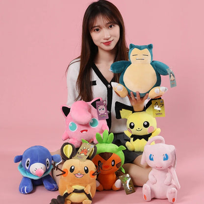 Peluches Pokémon Gengar, Mimikyu, Pikachu, Charizard e altri gadget Otaku Family Shop Online, morbidi e colorati.