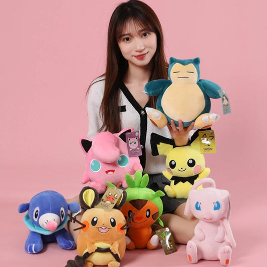 Peluches Pokémon Gengar, Mimikyu, Pikachu, Charizard e altri gadget Otaku Family Shop Online, morbidi e colorati.