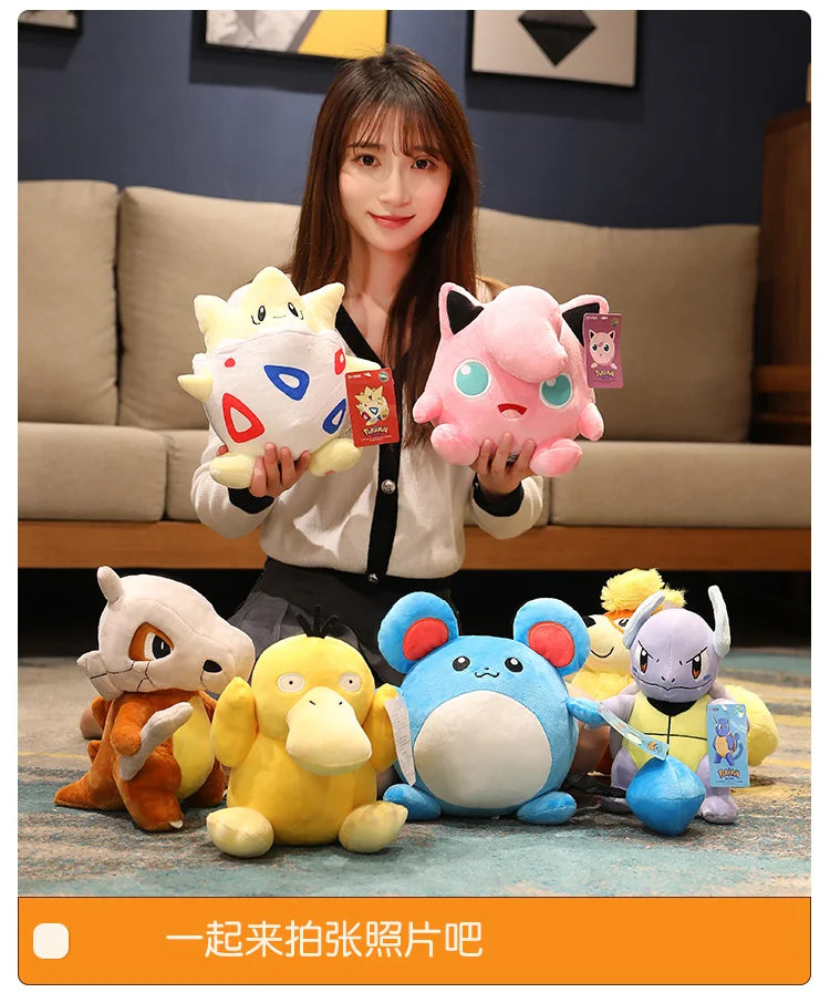 Peluches Pokemon Pikachu, Charizard, Gengar, Squirtle, Espeon, Glaceon e Umbreon, gadget morbido e colorato, perfetto per i fan.
