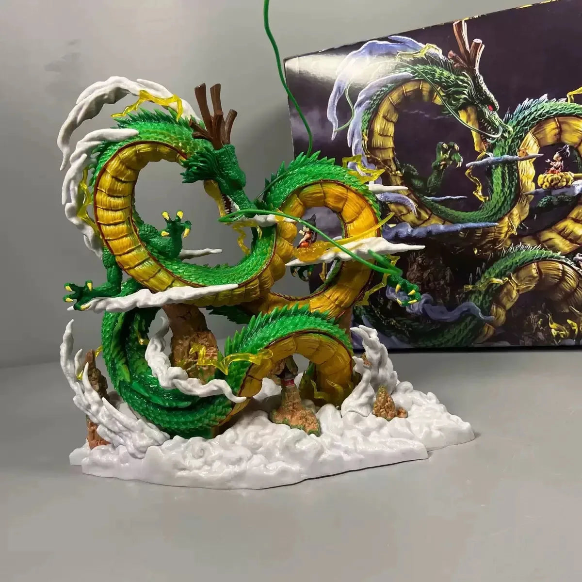 Figura d'azione Goku e Shenron Dragon Ball, dettagliata e colorata, senza confezione, di Otaku Family Store Online.
