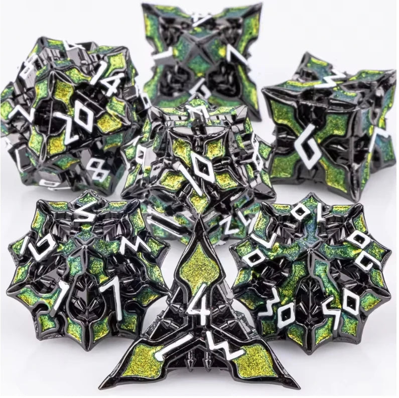 Set di 7 dadi poliedrici in metallo della collezione mista Otaku Family Store, ideali per giochi di ruolo D&D.