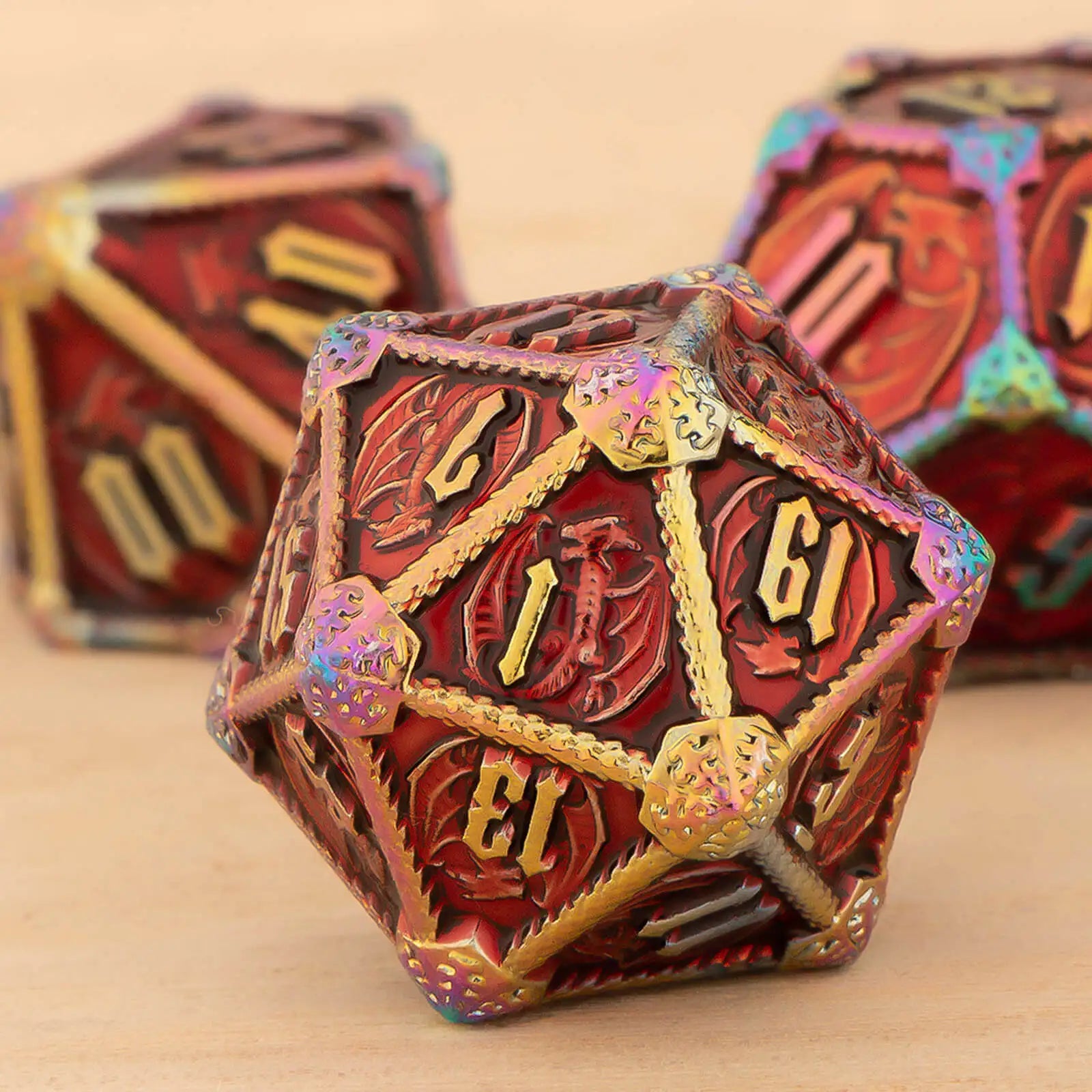 Set di dadi poliedrici in metallo Otaku Family Store, 7 pezzi per giochi di ruolo come Dungeons & Dragons, su sfondo neutro.