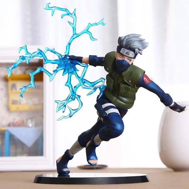 Figura d'azione Kakashi Raikiri di Otaku Family Store Online, dettagliata con posizioni dinamiche e colori vivaci.