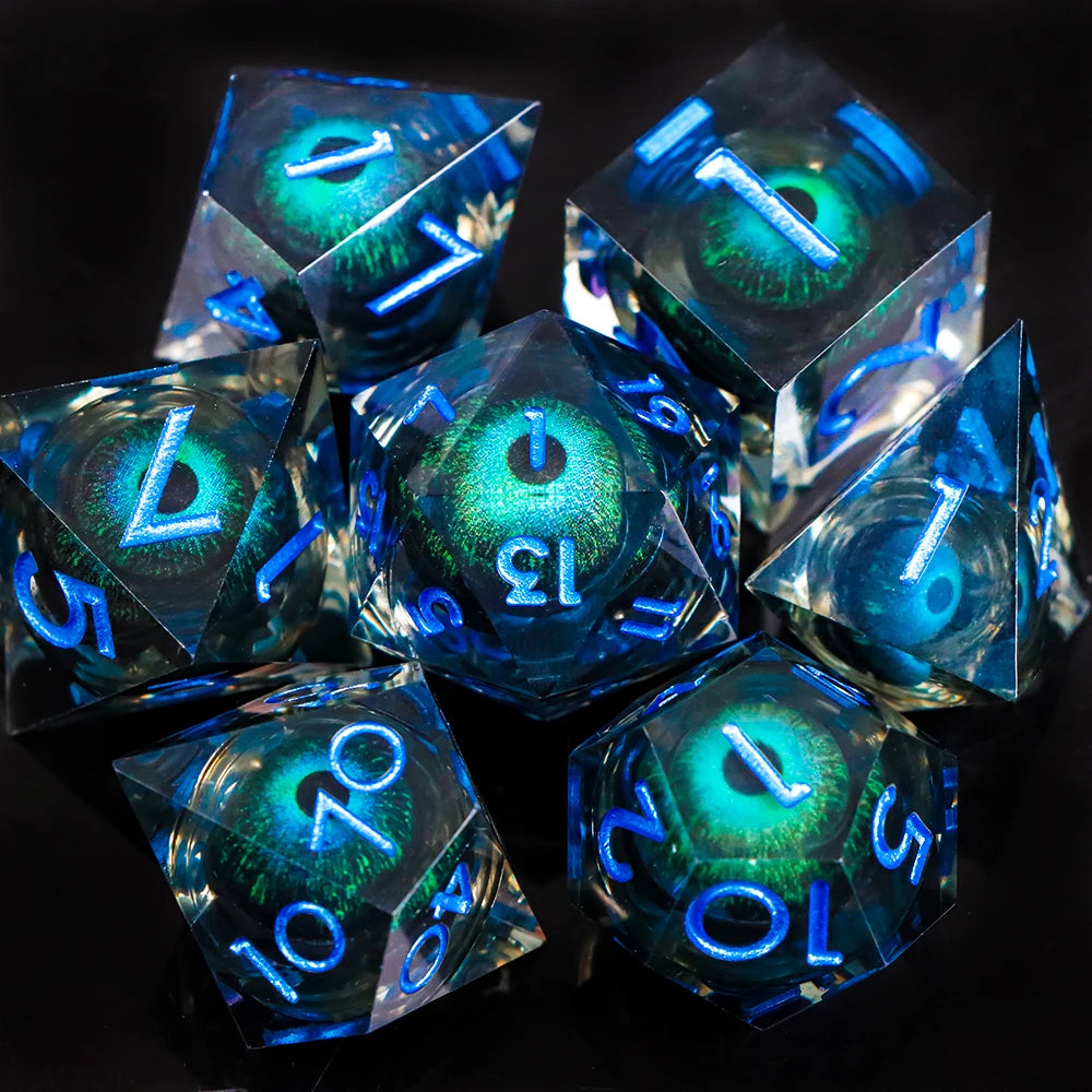 Set di dadi Dragon Eye di Otaku Family Store, dadi a nervature affilate con nucleo liquido, perfetti per D&D e Pathfinder.
