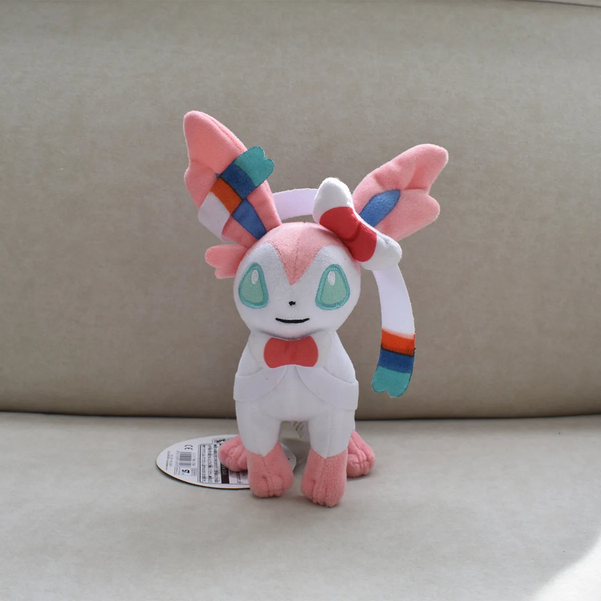 Set completo di peluche Pokémon Eevee e famiglia, include Sylveon, Umbreon, Vaporeon, Flareon e Pikachu, morbidi e colorati.