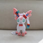Set completo di peluche Pokémon Eevee e famiglia, include Sylveon, Umbreon, Vaporeon, Flareon e Pikachu, morbidi e colorati.