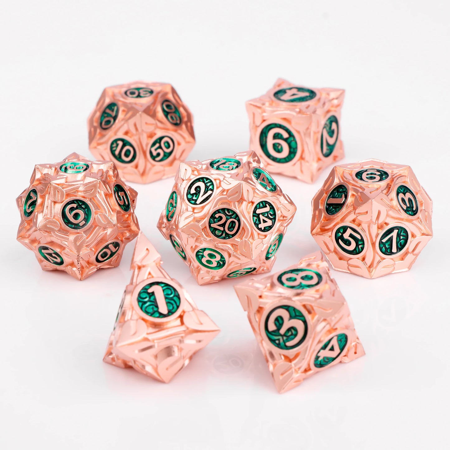 Set di 7 dadi poliedrici in metallo della collezione mista di Otaku Family Store, perfetti per giochi di ruolo come D&D.