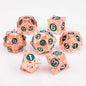 Set di 7 dadi poliedrici in metallo della collezione mista di Otaku Family Store, perfetti per giochi di ruolo come D&D.