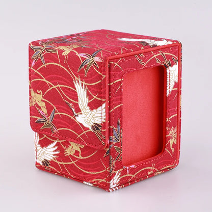 Scatola portacarte trasparente Otaku Family Store per carte TCG, con finestra e porta carte magnetico, capacità oltre 120 carte.