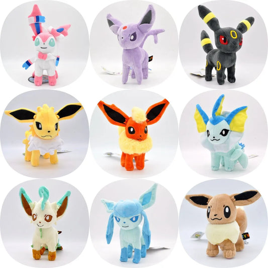 Set completo di peluche Pokémon Eevee e famiglia, include Sylveon, Umbreon, Vaporeon, Flareon e Pikachu, morbidi e adorabili.