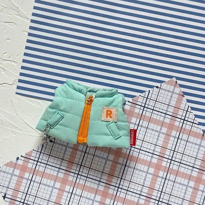 Giacca imbottita invernale per bambole Labubu, con cappuccio e cappello in pile, vestito caldo e morbido, marca Otaku Family Store.